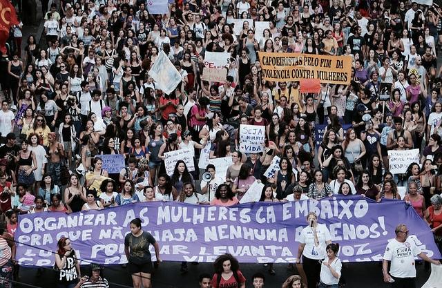 Mulheres organizam atos em defesa da democracia no dia 8 de março
