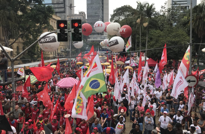 1° de Maio é marcado por lutas em defesa de Lula e das vítimas do incêndio em São Paulo