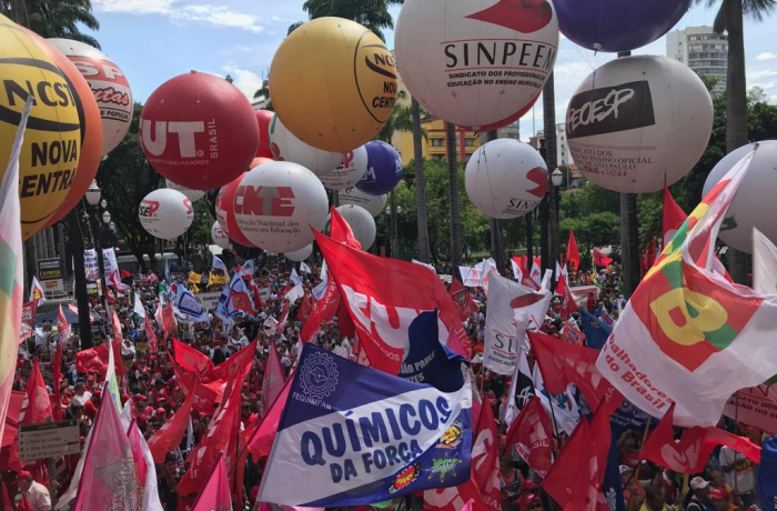 Mais de 10 mil trabalhadores protestam contra o fim da aposentadoria em São Paulo