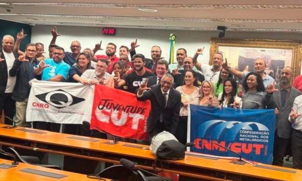 Frente Parlamentar de Redução da jornada de trabalho é lançada